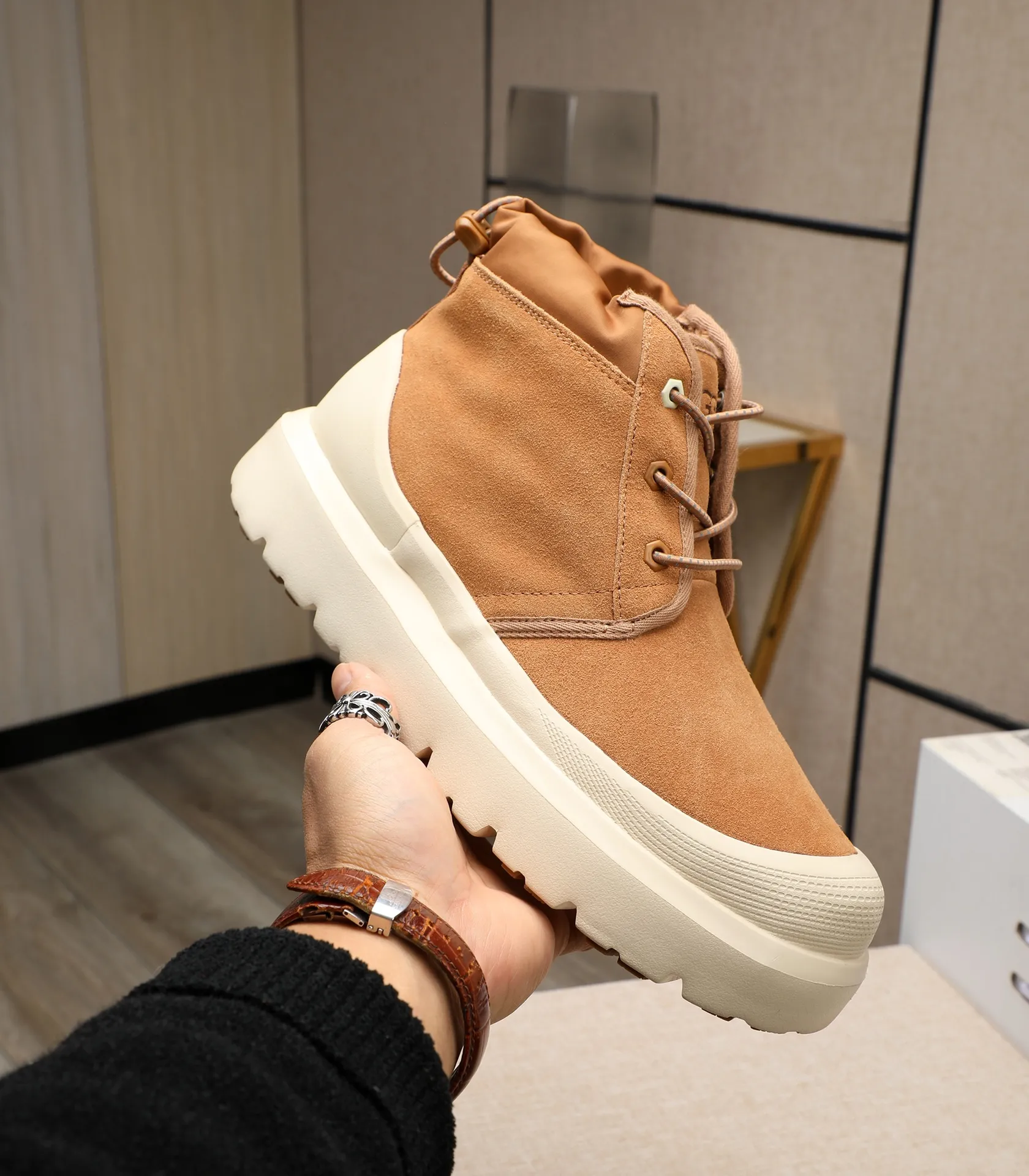 Men's shoes 💰580 (same style for men and women) Please pay attention to the quality of the original order and compare the thickness of the wool 🏮🏮The popular UGG is from Australia's warm luxury brand men's shoes, the official website is synchronized, Beckham men's style..., made of imported first-layer waxed cowhide, waxed toe cap, Australian real wool velvet lining Carefully sewn...Imported rubber Martin boots outsoles (comfortable, soft and wear-resistant). I really like the quality..Exquisite workmanship. You won't be able to put it down at first sight. Sizes 35-44